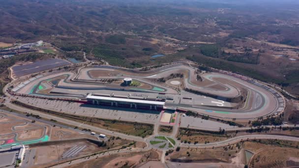 Filmagem de vídeo aéreo da pista de corridas para carros e motocicletas, uma vista do céu. — Vídeo de Stock
