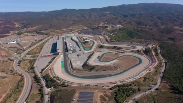 Vídeo aéreo de la pista para coches y motocicletas, una vista desde el cielo. — Vídeos de Stock