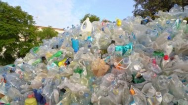 Plastik yığını kullanılmış şişeler ve doğayı kirleten diğer çöpler. Modern ekoloji sorunları.