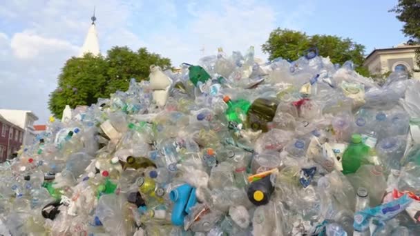 Un mucchio di spazzatura di bottiglie di plastica usati e altri rifiuti che inquina la natura. Problemi di ecologia moderna. — Video Stock