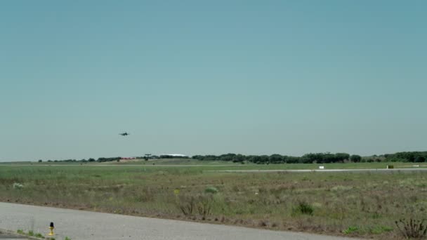 F-16 caza militar americano despegando para el vuelo de entrenamiento táctico. Salidas de incendios de motores súper sónicos. — Vídeo de stock