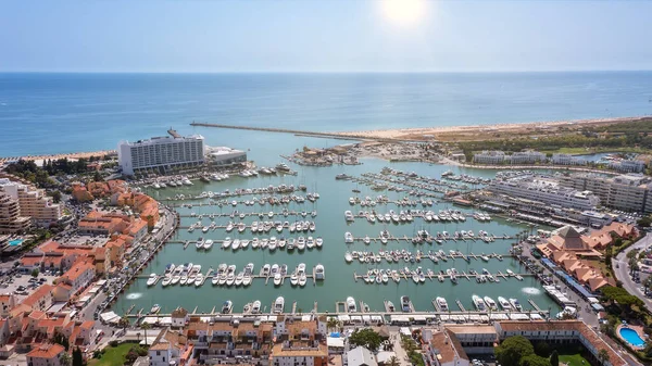 A view from the sky of the tourist Portuguese town of Vilamoura, with Yachts and sailboats moored in the port on the dock. — Stock Photo, Image