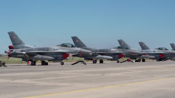 Images vidéo, jet militaire américain, avion, chasseur, F 16, prêt pour le vol. A l'aérodrome, armés d'obus, de missiles. — Video
