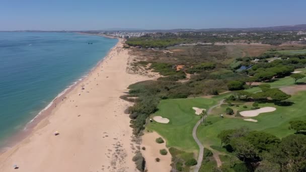 Flygfotografering av en turistby på Atlanten, med golfbanor, Vale de Lobo. Portugal Algarve. — Stockvideo