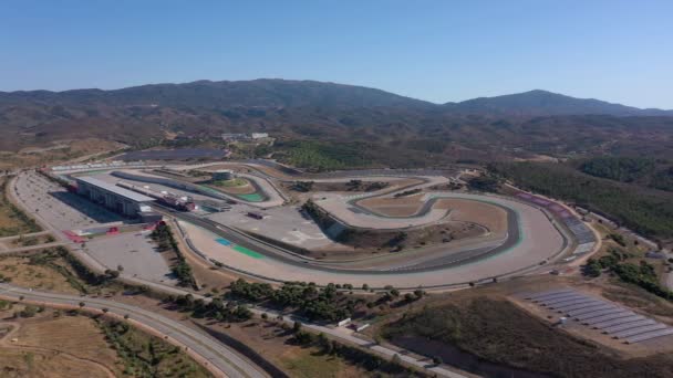 Filmagem de vídeo aéreo da pista de corridas para carros e motocicletas, uma vista do céu. — Vídeo de Stock