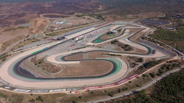 Filmagem de vídeo aéreo da pista de corridas para carros e motocicletas, uma vista do céu. — Vídeo de Stock