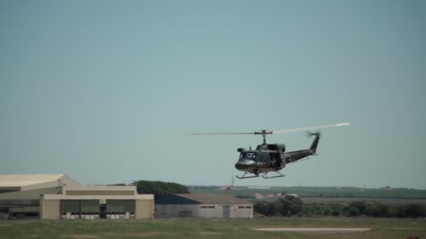 Bir Amerikan askeri helikopteri ağır çekimde, askeri tatbikatlara yakın, silahlı kuvvetlerin üssü üzerinde uçar.. — Stok video