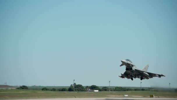F-16 caza militar americano despegando para el vuelo de entrenamiento táctico. Salidas de incendios de motores súper sónicos. — Vídeo de stock