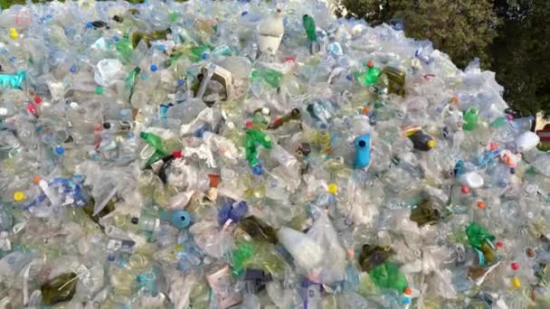 Een vuilnishoop plastic gebruikte flessen en ander afval dat de natuur vervuilt. Problemen van de moderne ecologie. — Stockvideo