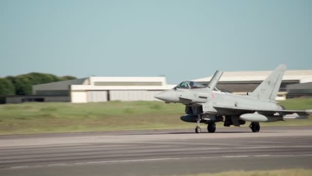 F-16 militaire Amerikaanse straaljager stijgt op voor tactische trainingsvlucht. Branduitgangen van supersonische motoren. — Stockvideo