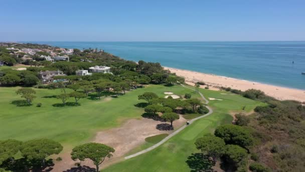 Aerial video shooting of a tourist village on the Atlantic Ocean, with golf courses, Vale de Lobo. Portugal Algarve. — Stock Video