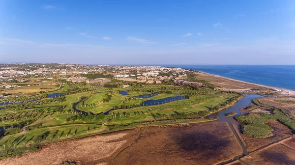 Campos de golf verdes junto al mar. Playa de Salgados. Portugal, Albufeira. Vista aérea. — Foto de Stock