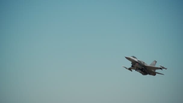 F-16 caza militar americano despegando para el vuelo de entrenamiento táctico. Salidas de incendios de motores súper sónicos. — Vídeo de stock