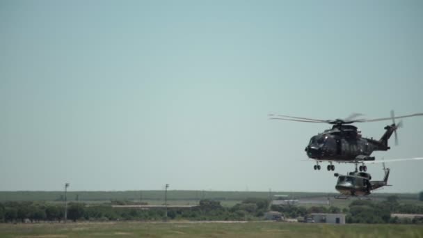 Американский военный вертолет летит в замедленной съемке, рядом, на военных учениях, над базой вооруженных сил. — стоковое видео