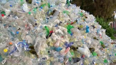 Plastik yığını kullanılmış şişeler ve doğayı kirleten diğer çöpler. Modern ekoloji sorunları.