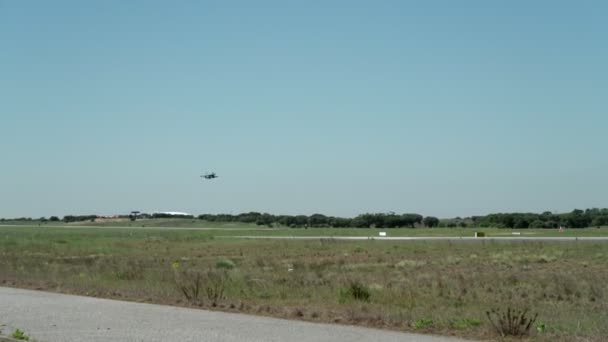 F-16 chasseur à réaction militaire américain décollant pour un vol d'entraînement tactique. Sorties coupe-feu des moteurs super soniques. — Video