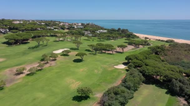 Letecké video natáčení turistické vesnice na Atlantském oceánu, s golfovými hřišti, Vale de Lobo. Portugalsko Algarve. — Stock video