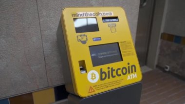 Bitcoin ve altsikke almak ve takas etmek için ATM 'nin video çekimi. Yakın plan..