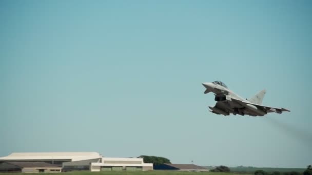 F-16 militär amerikansk jet fighter lyfter för taktisk träning flygning. Brandutgångar från överljudsmotorer. — Stockvideo