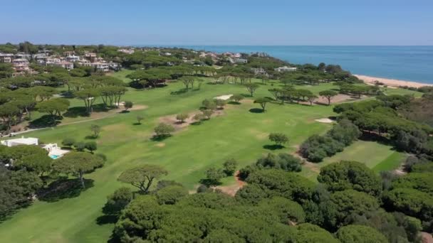 Filmagem em vídeo aéreo de uma aldeia turística no Oceano Atlântico, com campos de golfe, Vale de Lobo. Portugal Algarve. — Vídeo de Stock