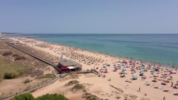 空中录像，美丽的葡萄牙海滩，靠近旅游胜地，法里西亚维拉莫拉，可以看到码头。游客正在晒日光浴. — 图库视频影像