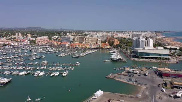 Video aereo della città turistica portoghese di Vilamoura, con vista sulle spiagge e banchine per yacht di lusso, hotel e ristoranti. Portogallo, Algarve. — Video Stock
