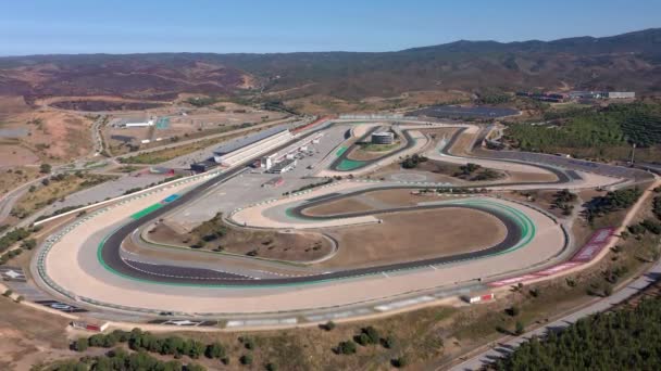 Filmagem de vídeo aéreo da pista de corridas para carros e motocicletas, uma vista do céu. — Vídeo de Stock