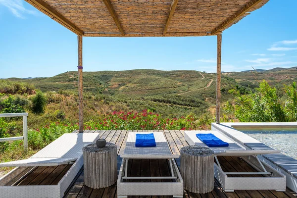 Tumbonas con toallas para tomar el sol con una hermosa vista de la naturaleza, para los turistas. — Foto de Stock