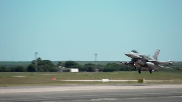 F-16 caccia a reazione militare americano decollato per un volo di addestramento tattico. Uscite antincendio da motori super sonici. — Video Stock