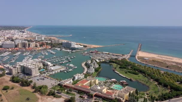 Luftbild der portugiesischen Touristenstadt Vilamoura mit Blick auf die Strände und Docks für Luxusjachten, Hotels und Restaurants. Portugal, Algarve. — Stockvideo