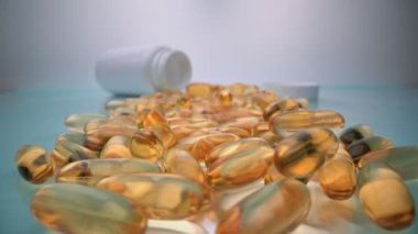 Aşırı hareketli makro, beslenme ve diyette yağ ve vitamin takviyesi için sarı omega kapsüller. Kavram, Copu alanı.