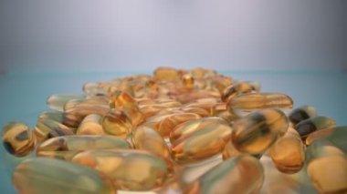 Aşırı hareketli makro, beslenme ve diyette yağ ve vitamin takviyesi için sarı omega kapsüller. Kavram, Copu alanı.