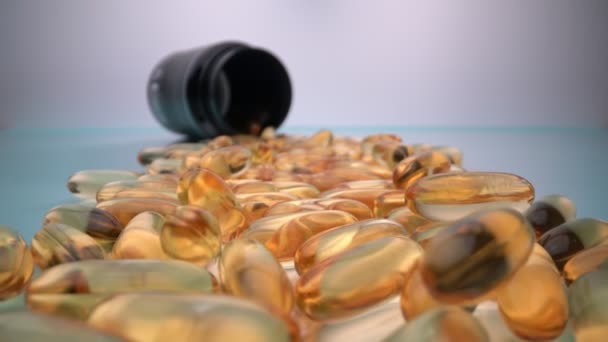 Extreme macro in beweging, gele omega capsules voor het aanvullen van vetten en vitaminen in voeding en dieetvoeding. Concept, copuruimte. — Stockvideo