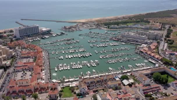 Vídeo aéreo de la turística ciudad portuguesa de Vilamoura, con vistas a las playas y muelles para yates de lujo, hoteles y restaurantes. Portugal, Algarve. — Vídeo de stock