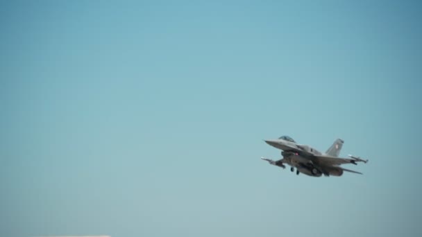 F-16 chasseur à réaction militaire américain décollant pour un vol d'entraînement tactique. Sorties coupe-feu des moteurs super soniques. — Video