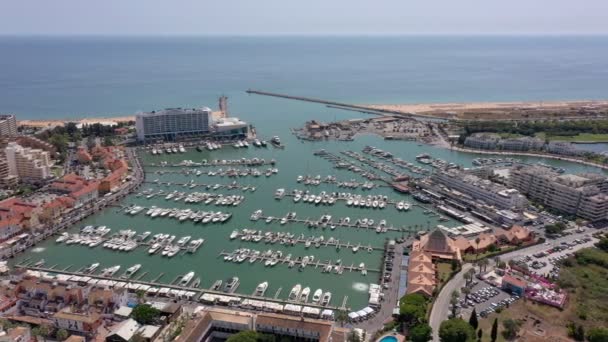 葡萄牙旅游城维拉莫拉的空中视频，可以看到海滩和码头上的豪华游艇、酒店和餐馆。葡萄牙Algarve. — 图库视频影像