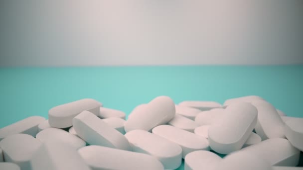 Extreme Nahaufnahme in Bewegung weißer Pillen auf blauem Hintergrund als Konzept der Pharmaindustrie. — Stockvideo