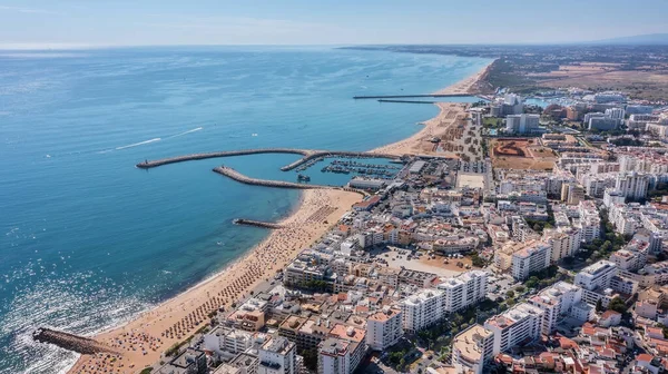 Hermosos paisajes aéreos de la ciudad turística portuguesa de Quarteira. En la orilla del mar durante la temporada de playa con turistas que están tomando el sol. —  Fotos de Stock