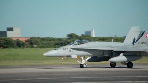 F-16 caza militar americano despegando para el vuelo de entrenamiento táctico. Salidas de incendios de motores súper sónicos. — Vídeos de Stock