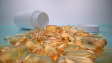 Aşırı hareketli makro, beslenme ve diyette yağ ve vitamin takviyesi için sarı omega kapsüller. Kavram: Copu space. Yüksek kalite 4k görüntü