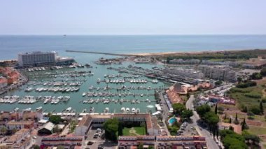 Lüks yatlar, oteller ve restoranlar için sahiller ve rıhtımlar manzaralı Portekiz 'in Vilamoura kentinin hava videosu. Portekiz, Algarve.