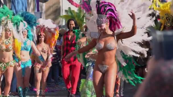 Кольоровий карнавал, карнавал, парад учасників фестивалю в місті Лоул. Повільніше. Portugal Algarve, Loule MAR 2020 — стокове відео