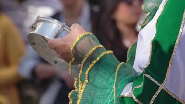 Een groep drummers die ritmische muziek spelen tijdens de parade op het carnaval. Gekleed in kleurrijke traditionele kostuums. — Stockvideo