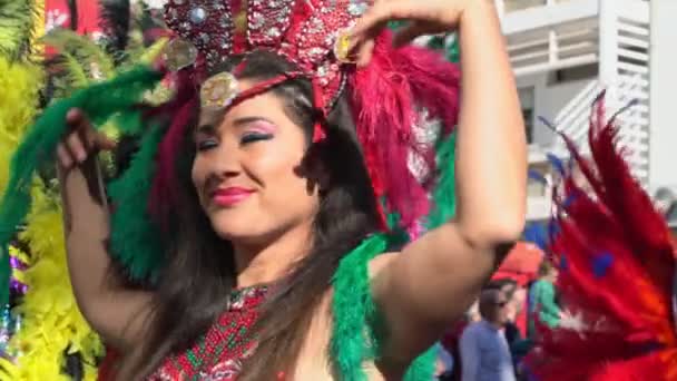 Carnaval coloré, Carnaval, participants au festival Parade sur Loule City. Au ralenti. Portugal Algarve, Loule MAR 2020 — Video