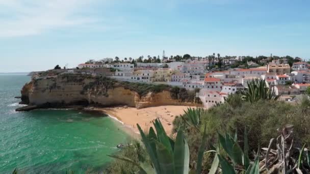 Portekiz Carvoeiro sahilinin açık deniz ve güneşlenen turistlerle dolu güzel bir manzarası var. Dengeleyiciyle atış.. — Stok video