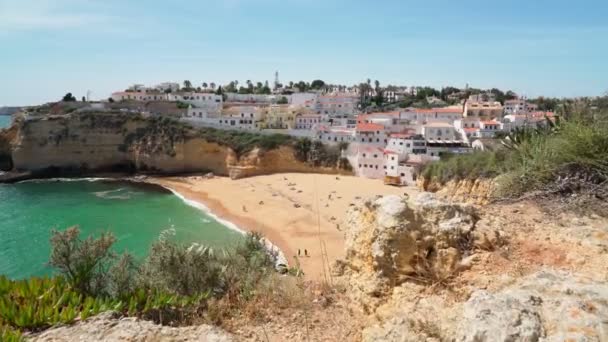 Beautiful view of the Portuguese Carvoeiro beach in summer with clear sea and sunbathing tourists. Shooting in motion with a stabilizer. — Stock Video