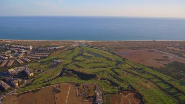 Groene golfbanen aan zee. Het strand van Salgados. Portugal, Albufeira. Luchtzicht. — Stockvideo