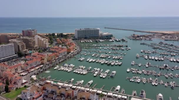 Αεροφωτογραφία της τουριστικής πορτογαλικής πόλης Βιλαμούρα, με θέα τις παραλίες και τις αποβάθρες για πολυτελή σκάφη, ξενοδοχεία και εστιατόρια. Πορτογαλία, Algarve. — Αρχείο Βίντεο