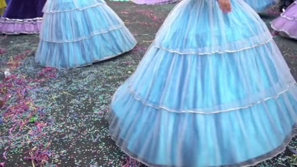 Una celebración tradicional de diversión y baile, el carnaval, las mujeres que participan en el carnaval caminan por las calles, vestidas con coloridos vestidos azules y girando. Primer plano — Vídeo de stock