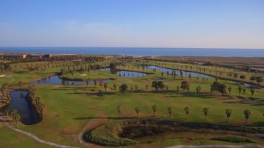 Deniz kenarındaki yeşil golf sahaları. Salgados plajı. Portekiz, Albufeira. Hava görünümü.